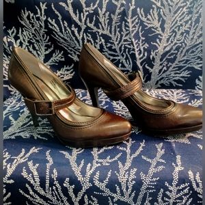 LAST CHANCE Calvin Klein brown leather pumps. Sz. 7 1/2.